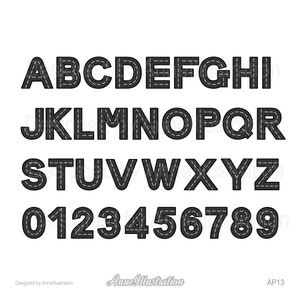 以下が含まれることがあります： 道路のデザインが施された黒と白のアルファベットと数字。文字と数字は白で縁取られ、中央に点線が入っています。