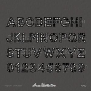 以下が含まれることがあります： 道路のデザインが施された白黒のアルファベットと数字。文字と数字は白で縁取られ、黒色の内側になっています。背景はグレーです。
