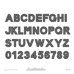以下が含まれることがあります： 道路のデザインが施された黒と白のアルファベットと数字。文字と数字は黒で縁取られ、中央に白い点線が入っています。