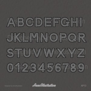 以下が含まれることがあります： 黒と白のアルファベットと数字で、道路のデザインが施されています。文字と数字は黒で縁取られ、内側に白い破線が入っており、道路に似ています。