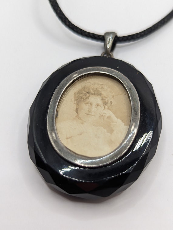 Victorian Faceted Agate Locket - image 2