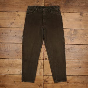Op de afbeelding: Een donkerbruine spijkerbroek met een hoge taille, een knoop- en ritssluiting, riemlussen en twee voorzakken. De broek heeft een recht model met zichtbare stiksels langs de naden en een klassiek ontwerp met vijf zakken.