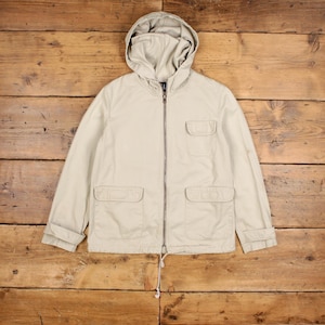 Peut inclure: Une veste à capuche beige clair avec une fermeture éclair et plusieurs poches. La veste a un cordon de serrage au bas.