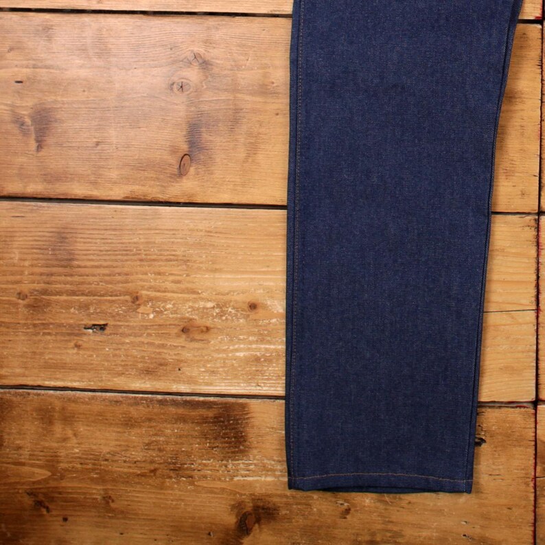 Jeansy Vintage Wrangler Straight Jeans 35x30 z lat 90. w kolorze ciemnoniebieskim, stonewash zdjęcie 8