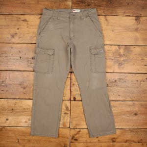 Calça Cargo Wrangler Masculina 33x30 em Rip Stop Bege, Corte Reto, Utilitária e Resistente