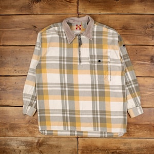 Peut inclure: Une chemise à carreaux à manches longues avec une fermeture éclair à mi-chemin. La chemise est blanche avec des carreaux jaunes et gris. Le col est en velours côtelé.