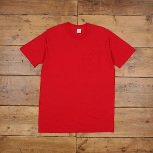 Könnte beinhalten: Ein einfarbiges rotes T-Shirt mit einer einzigen Tasche auf der linken Seite.