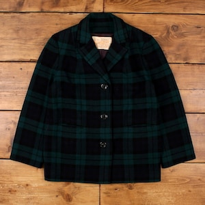 Può includere: Un blazer a quadri neri e verdi con colletto classico e chiusura a tre bottoni. La giacca presenta due tasche frontali e una vestibilità su misura. Il motivo a quadri è un design tradizionale, adatto a varie occasioni.