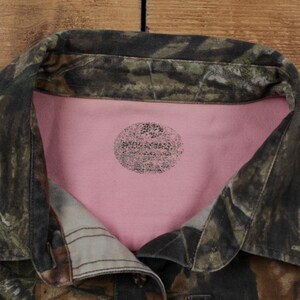 Camisa de camuflaje Mossy Oak Real Tree, talla XL para mujer, con botones y bolsillo, ideal para caza y actividades al aire libre, color verde. imagen 3