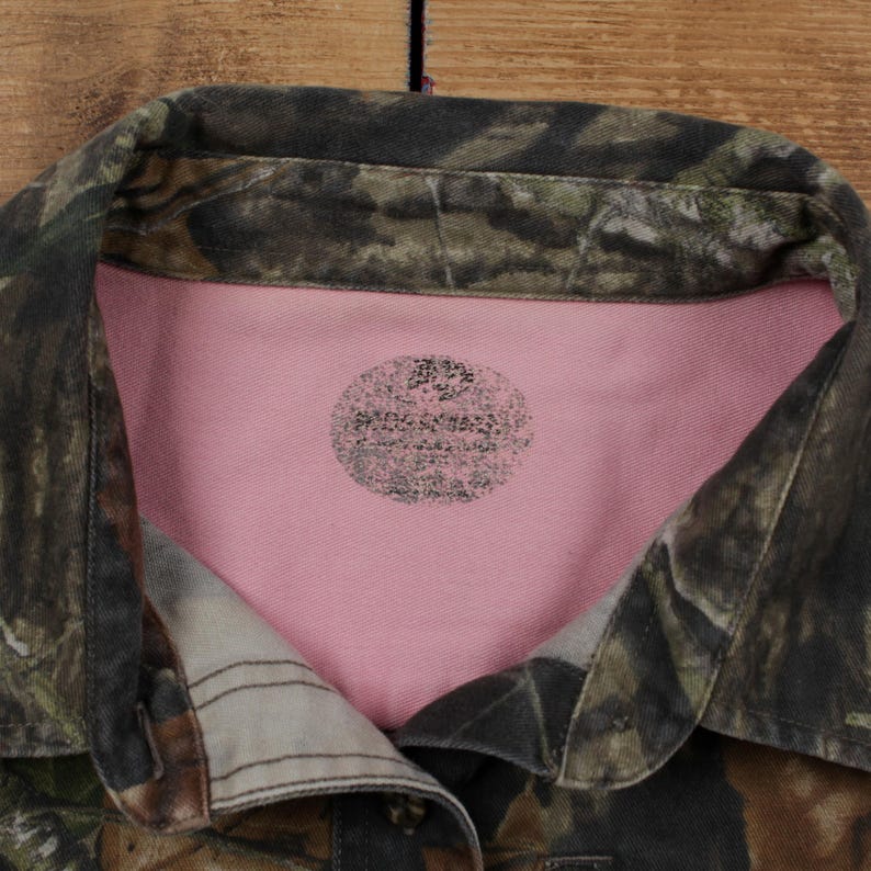 Camisa de camuflaje Mossy Oak Real Tree, talla XL para mujer, con botones y bolsillo, ideal para caza y actividades al aire libre, color verde. imagen 3