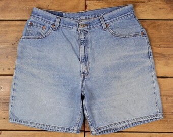 Pantaloncini di jeans vintage Levis, taglia 14 da donna, anni '90, blu chiaro, lavaggio estivo.