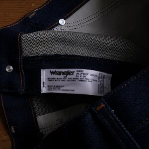 Jeansy Vintage Wrangler Straight Jeans 35x30 z lat 90. w kolorze ciemnoniebieskim, stonewash zdjęcie 3