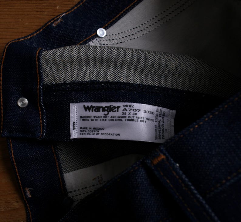 Jeansy Vintage Wrangler Straight Jeans 35x30 z lat 90. w kolorze ciemnoniebieskim, stonewash zdjęcie 3