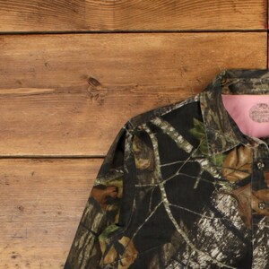 Camisa de camuflaje Mossy Oak Real Tree, talla XL para mujer, con botones y bolsillo, ideal para caza y actividades al aire libre, color verde. imagen 5