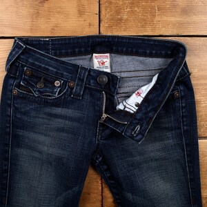 Vaqueros True Religion Y2k 27x32 para mujer, azul, hechos en EE. UU., lavados a la piedra oscuros, rectos imagen 4