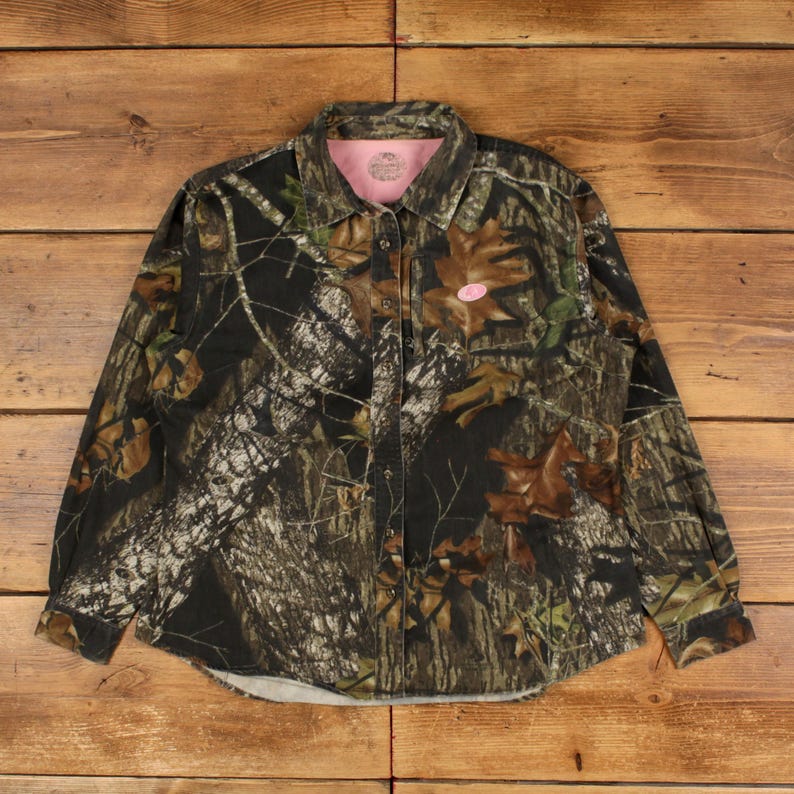 Camisa de camuflaje Mossy Oak Real Tree, talla XL para mujer, con botones y bolsillo, ideal para caza y actividades al aire libre, color verde. imagen 1