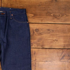 Jeansy Vintage Wrangler Straight Jeans 35x30 z lat 90. w kolorze ciemnoniebieskim, stonewash zdjęcie 7