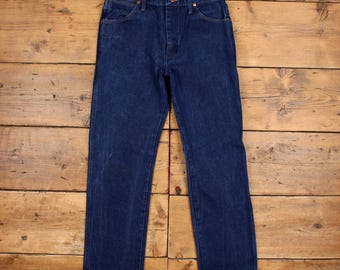 Vaqueros Wrangler vintage 32x30 azul oscuro lavado a la piedra, corte recto, cremallera, tiro medio.