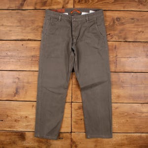 May include: Olive green trousers with a button and zip fastening. The trousers have front and back pockets and belt loops. Made from a durable fabric, suitable for casual wear. (Approx. 100 cm inseam).