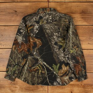Camisa de camuflaje Mossy Oak Real Tree, talla XL para mujer, con botones y bolsillo, ideal para caza y actividades al aire libre, color verde. imagen 2