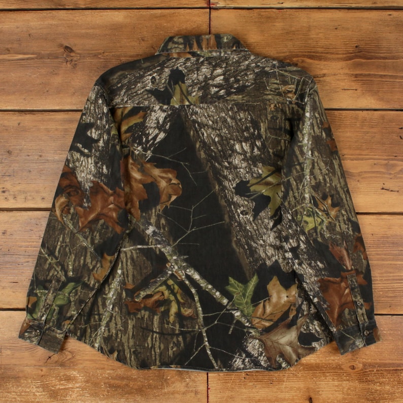 Camisa de camuflaje Mossy Oak Real Tree, talla XL para mujer, con botones y bolsillo, ideal para caza y actividades al aire libre, color verde. imagen 2