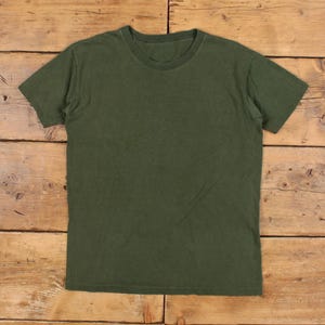 Può includere: Una tazza di ceramica bianca con un manico nero e la scritta "But First, Coffee" in stile scritto a mano. La tazza è su una superficie bianca. La tazza è alta circa 10 cm.