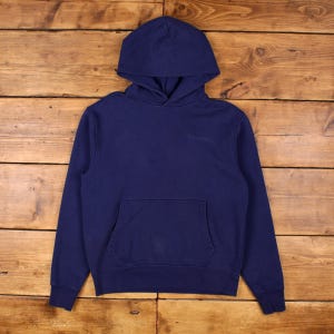 Puede incluir: Una sudadera con capucha azul marino con un bolsillo delantero y una capucha. La sudadera está hecha de un tejido suave y tiene un diseño sencillo. Una prenda versátil para uso informal.