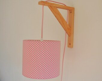 Lampe équerre avec abat-jour tissu formes géométriques rose et blanc