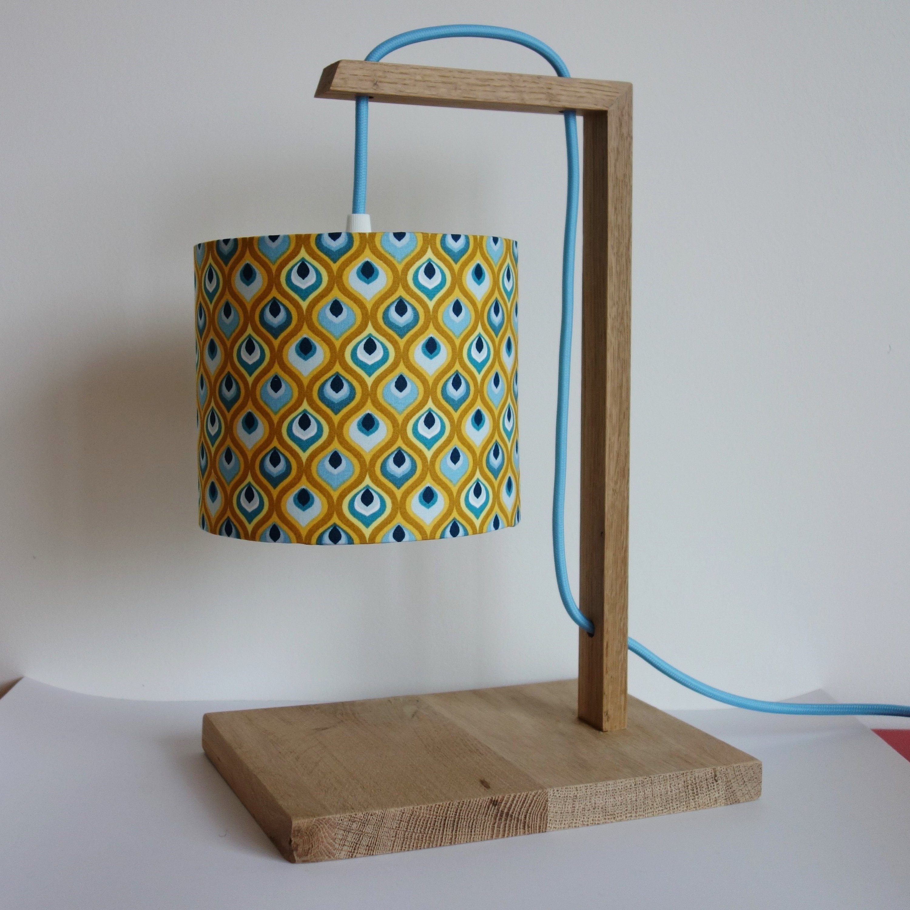 Lampe en Chêne avec Un Bel Abat-Jour Jaune Piment et Bleu à Personnaliser Cordon de Couleur