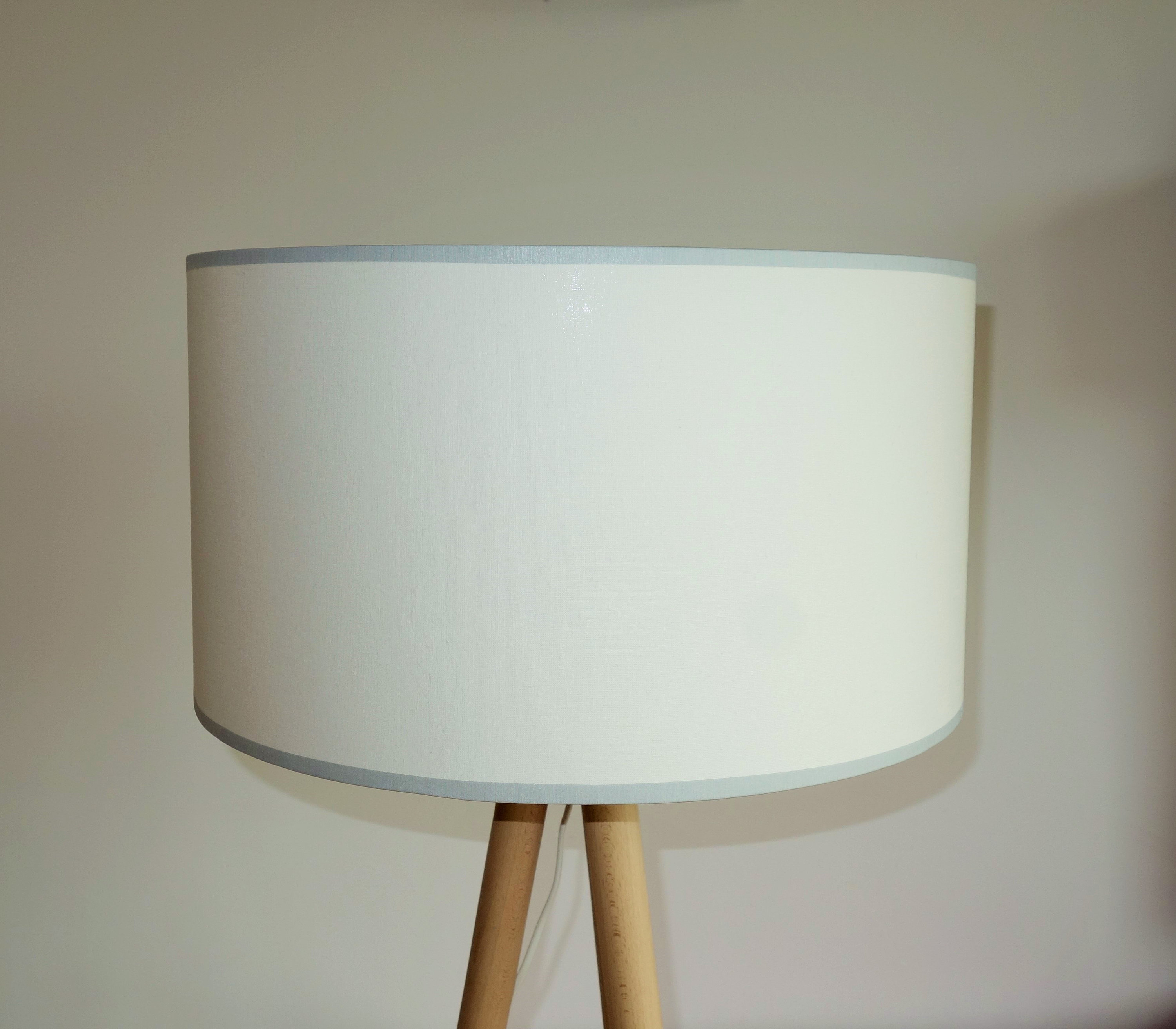 Abat-Jour ou Suspension Blanc Crème avec Une Bordure Grise. de Forme Cylindrique, Il Est Sobre et Él