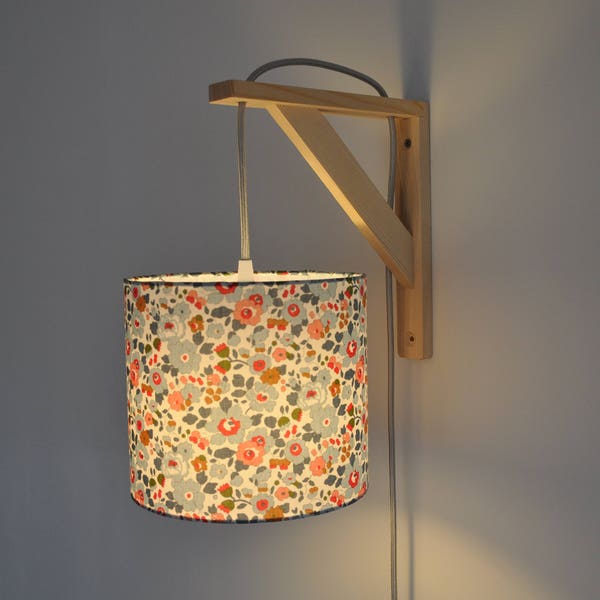 Lampe murale avec équerre en bois et abat-jour en tissu Liberty betsy porcelaine