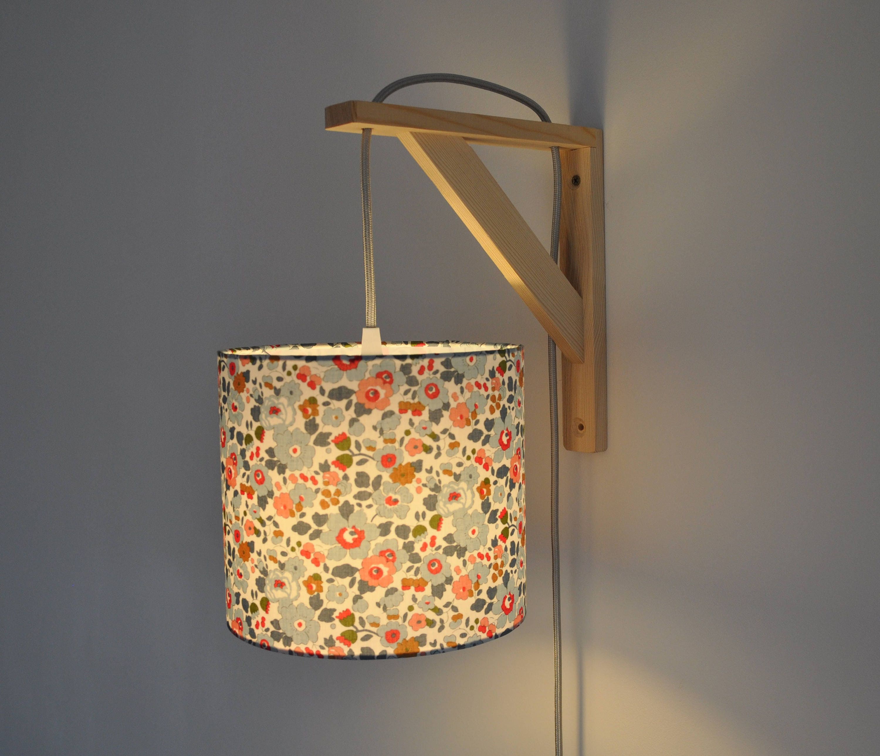 Lampe Murale avec Équerre en Bois et Abat-Jour Tissu Liberty Betsy Porcelaine