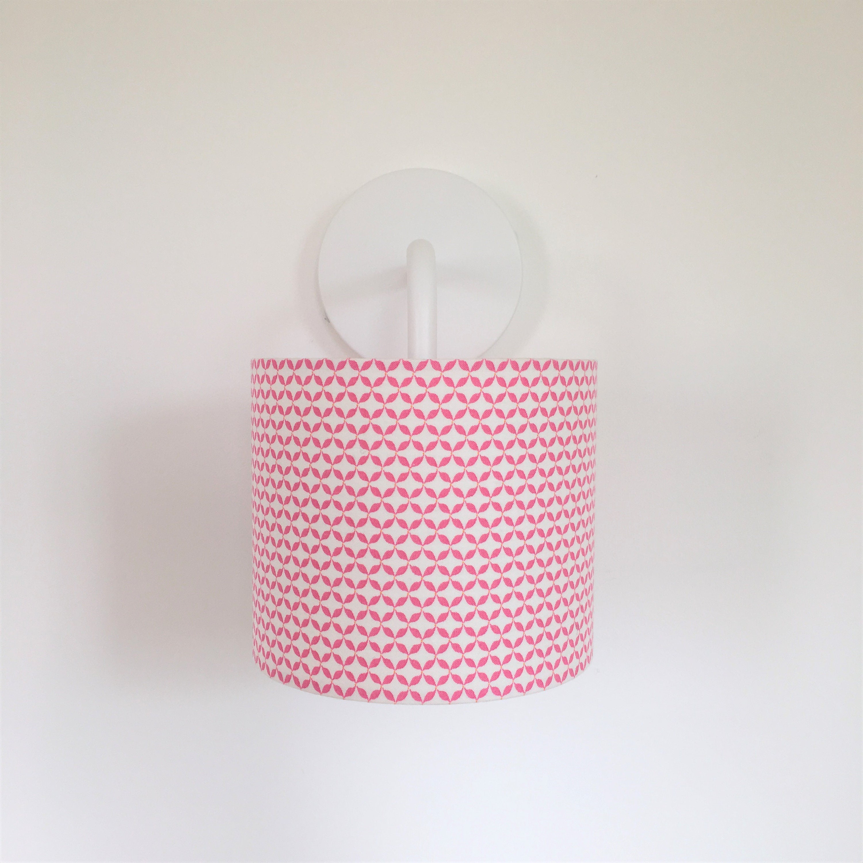 Applique en Métal et Abat-Jour Tissu Rose Blanc