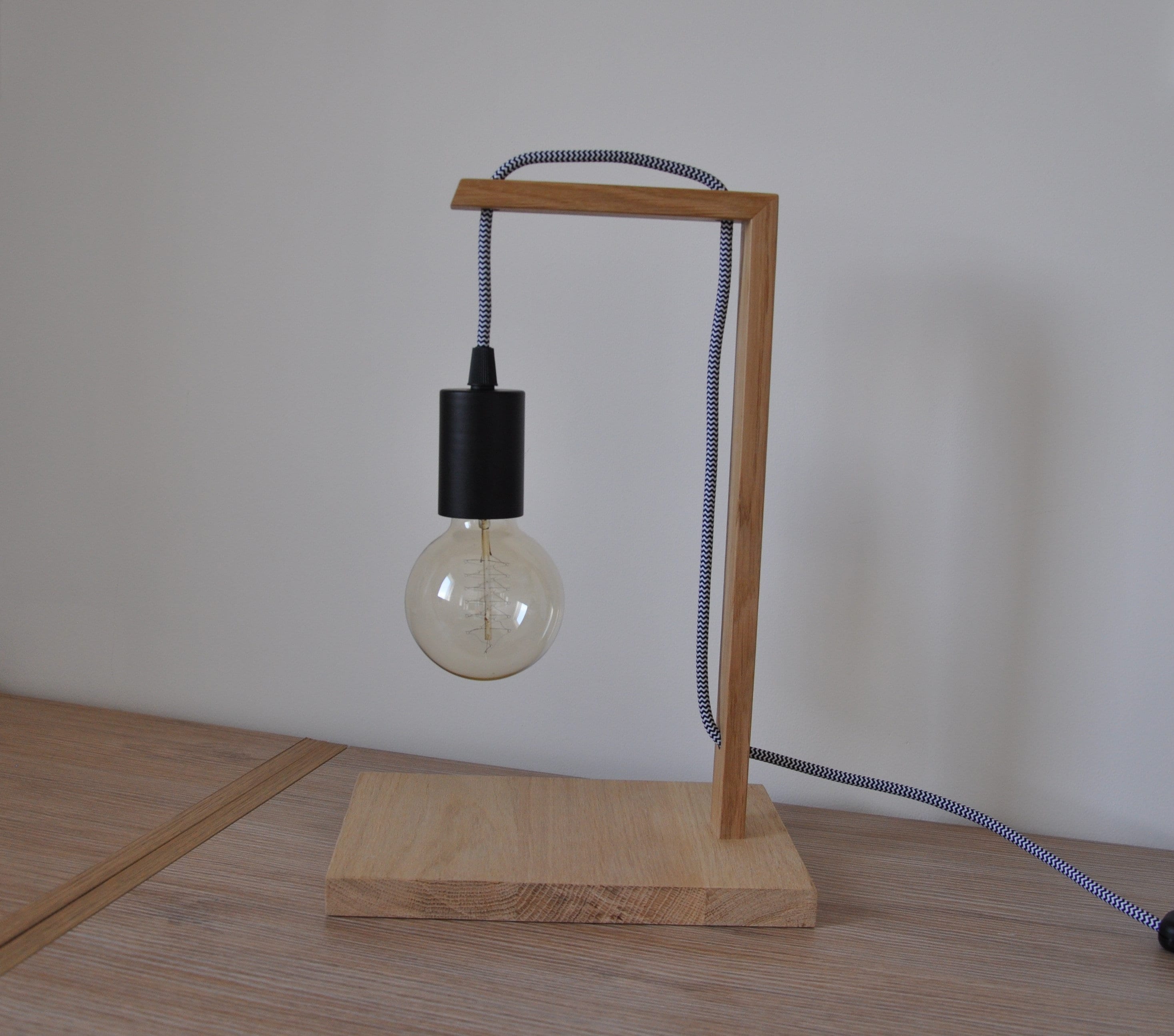 Lampe en Chêne avec Une Ampoule Filament , Un Cordon et Douille de Couleur Servant Lampe Chevet ou B