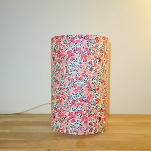 Tube lamp with a fabric liberty wilthsire scent peas that can serve as a bedside lamp, desk lamp, booster lamp.