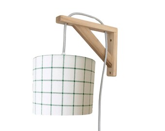 Lampe équerre avec un abat-jour en tissu à carreaux vert