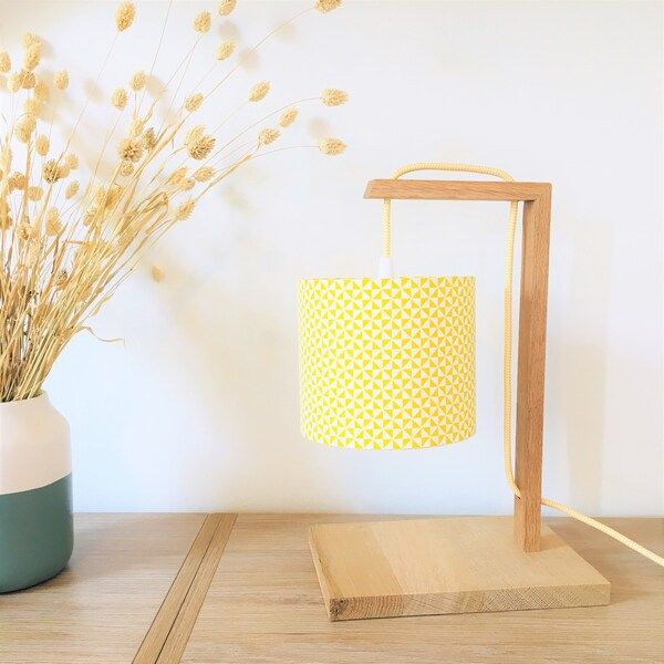 Lampe en bois de chêne avec un abat-jour jaune et blanc