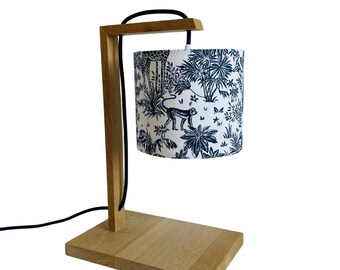 Lampe en chêne en bois et abat-jour en tissu jungle bleu , idéale en lampe de chevet ou pour un bureau