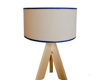 Lampe trépied avec un tissu blanc et une bordure noire ou grise ou bleu ou verte.