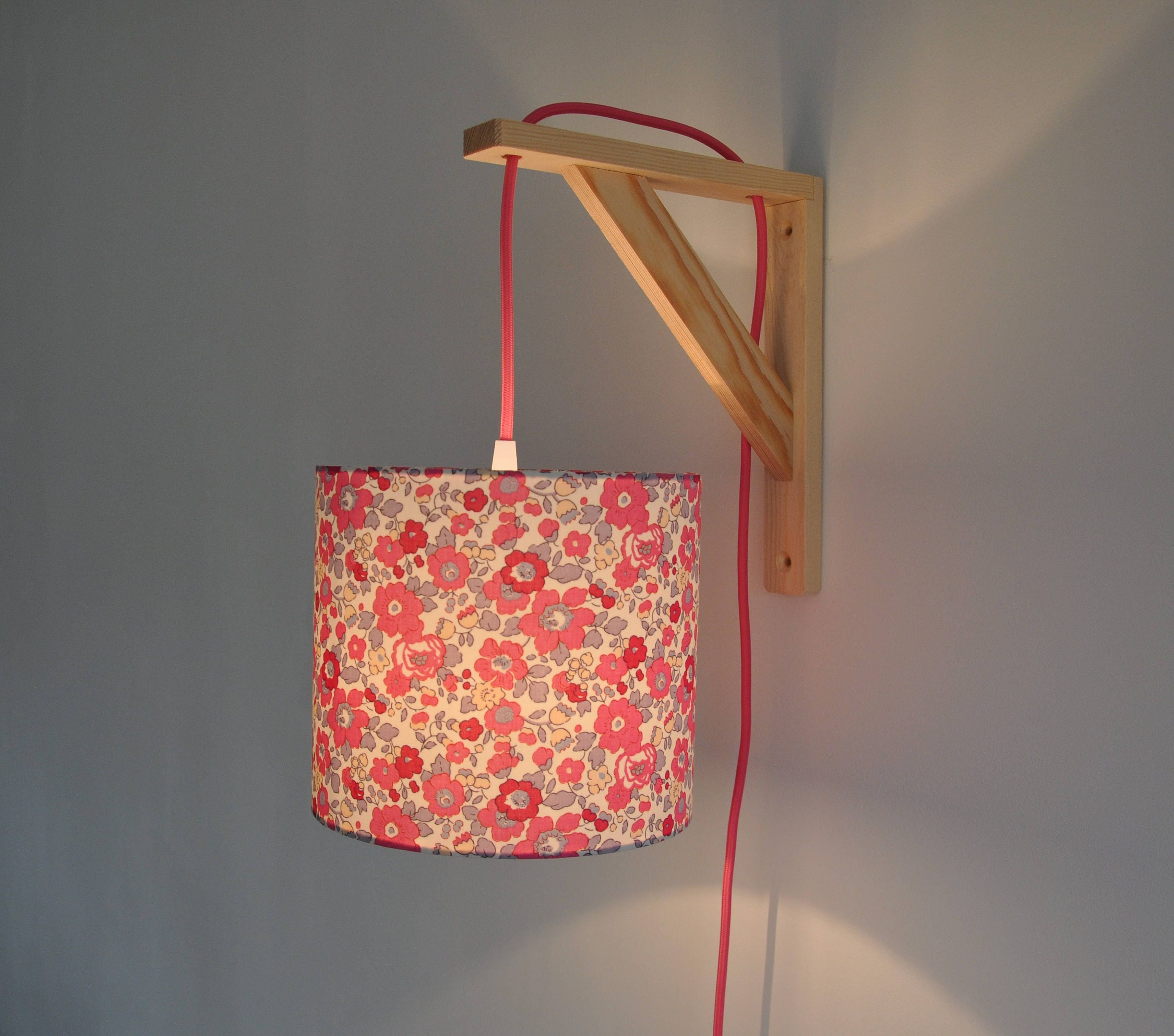 Lampe Équerre avec Le Tissu Liberty Betsy Boungaivilliers