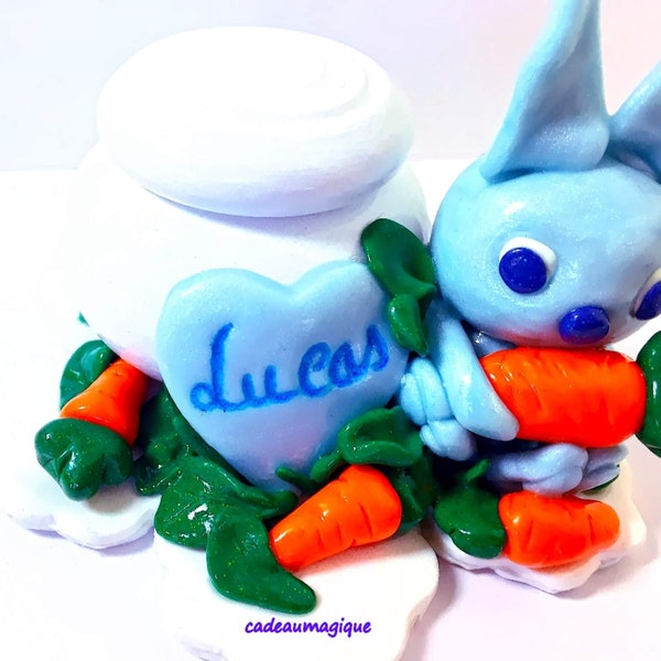 figurine fimo - adorable lapin bleu et carotte boite bois - cadeau naissance personnalise
