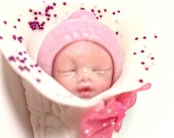 adorable nouveau-né dans nid d'ange blanc en fimo : cadeau parrain marraine