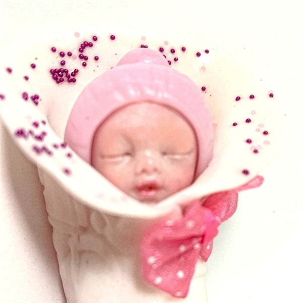 adorable nouveau-né dans nid d'ange blanc en fimo : cadeau parrain marraine