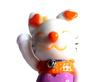 Lucky white cat, personalized bib in fimo: maneki neko brings good luck