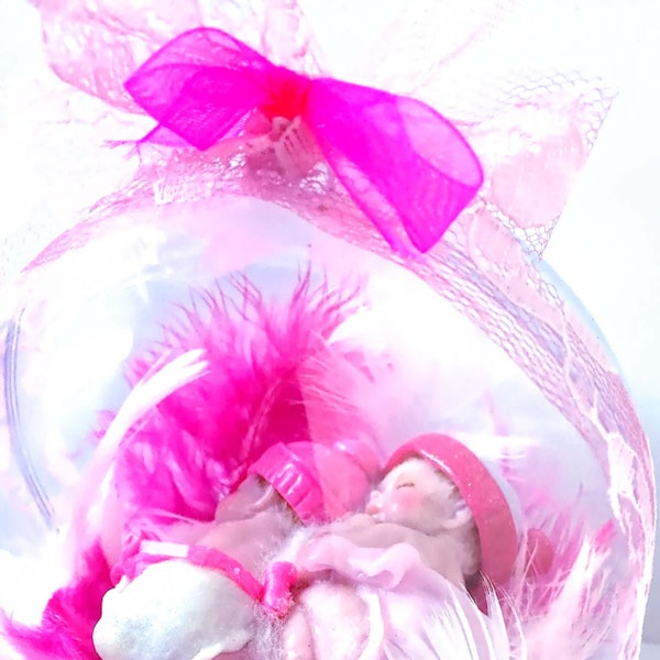 mobile boule bébé, plumes rose en fimo : cadeau naissance personnalisé jumelles