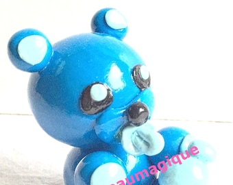 blauer Kawaii-Bär mit seiner Flasche und Tototte in Fimo: Schwangerschaftsankündigung