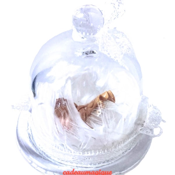 cloche en verre avec bébé fille sur lit de plumes : adorable deco