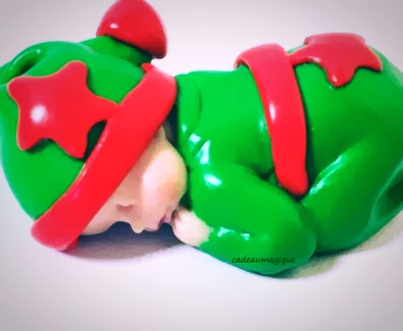 Bébé miniature en pyjama de lutin vert en fimo : annonce grossesse -   France