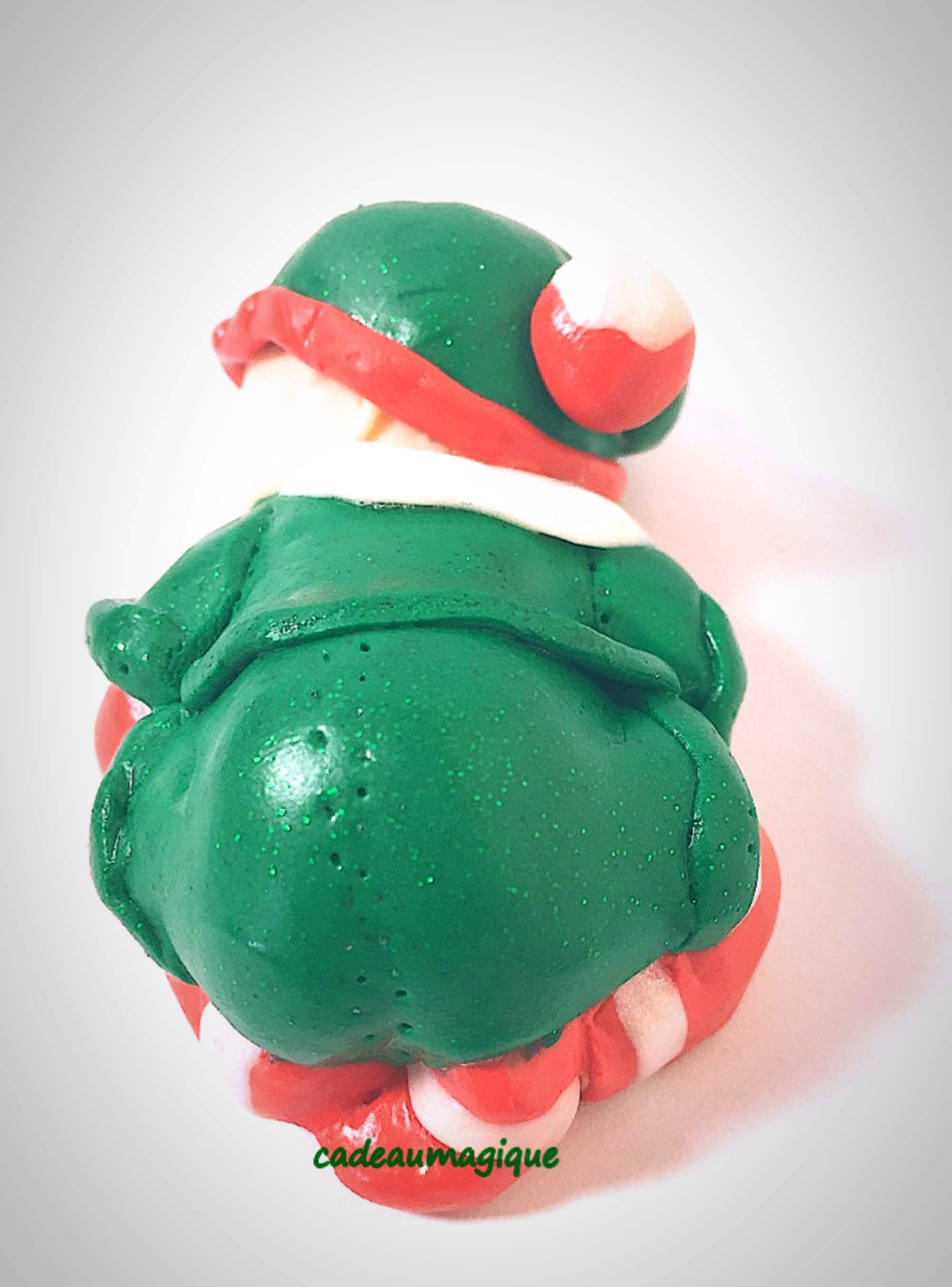 Miniatuurbaby groene elf en rood fimobeeldje Miniatuurbaby groene elf en rood fimobeeldje foto