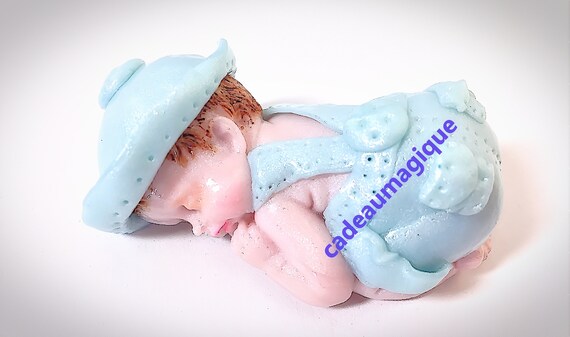 Baby boy hat and blue shorts in fimo: original pregnancy announcement